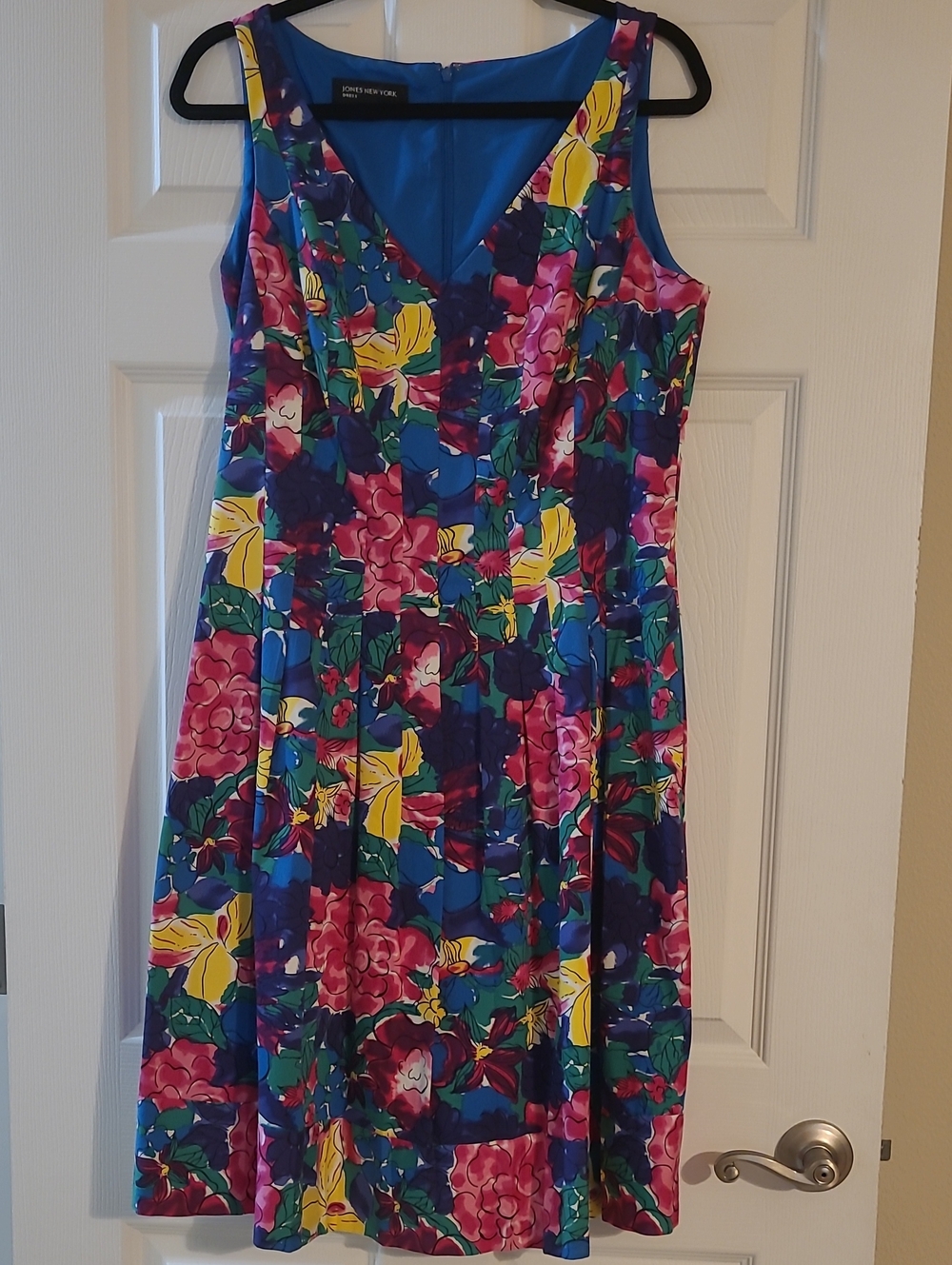Jones New York Sleeveless Floral V-Neck Dress in Multi-Color